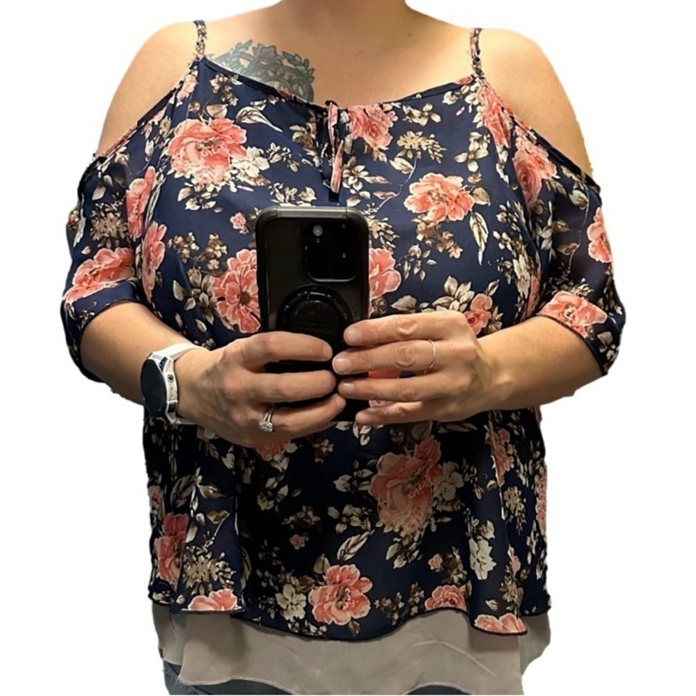 Open shoulder blouse. - Picture 4 of 4